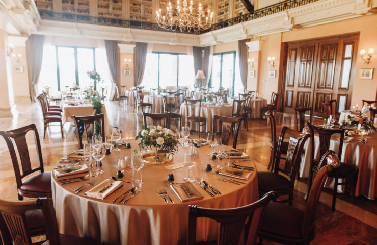 Banquet Tables vs Round Tables